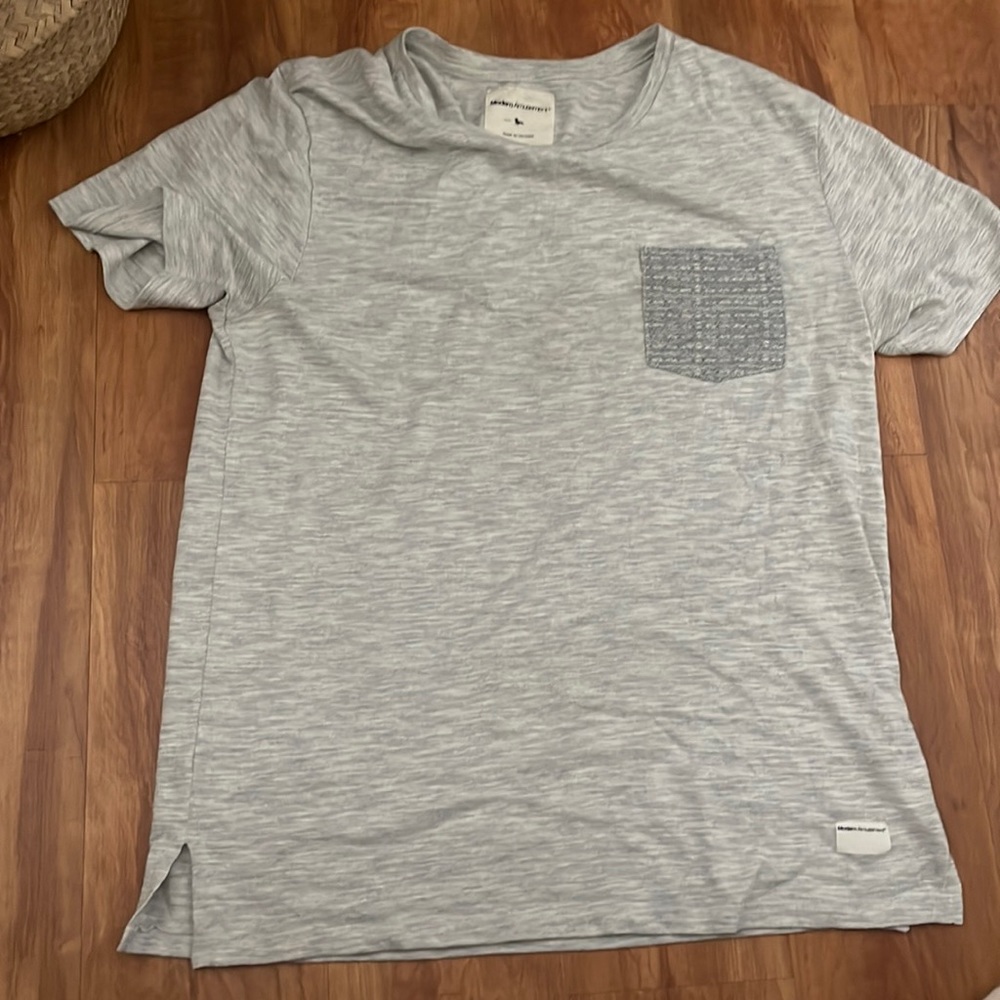 Modern amusement medium pocket tee gray